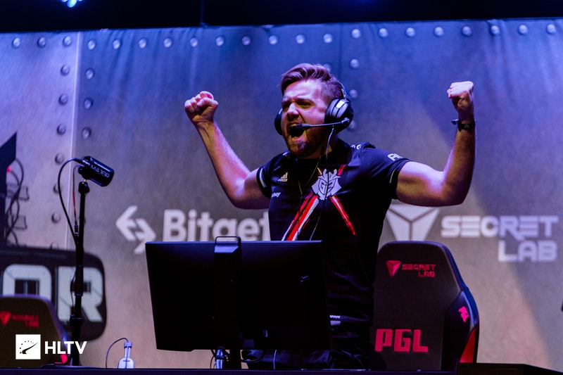 Beluga的Gnar擅长持续输出，而 Stay 的Jhin在整个过程中被无限狙击。 Team WE 在没有流血的情况下赢得了第一局。